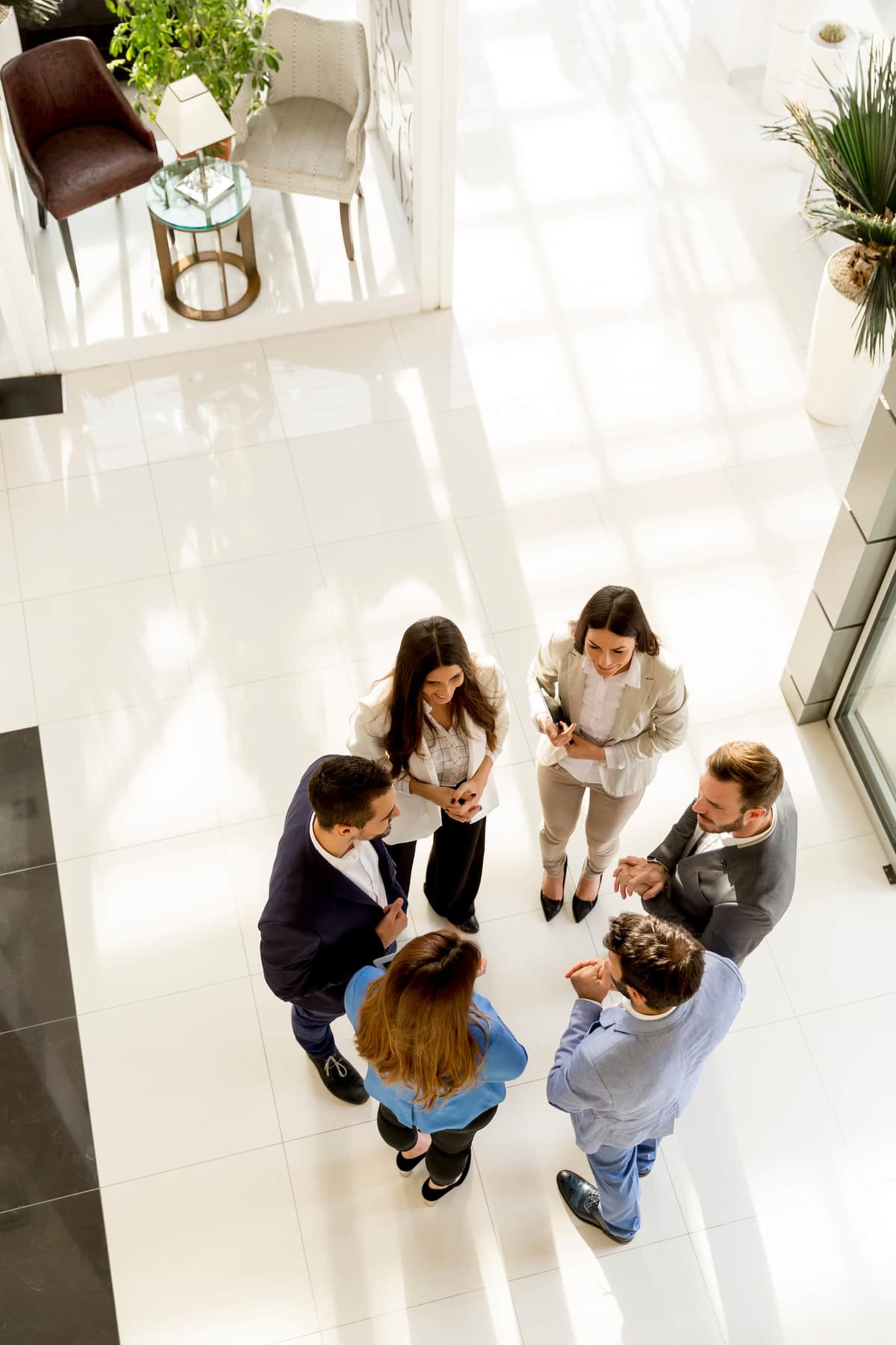 Equipo de Pragma colaborando en un proyecto tecnológico